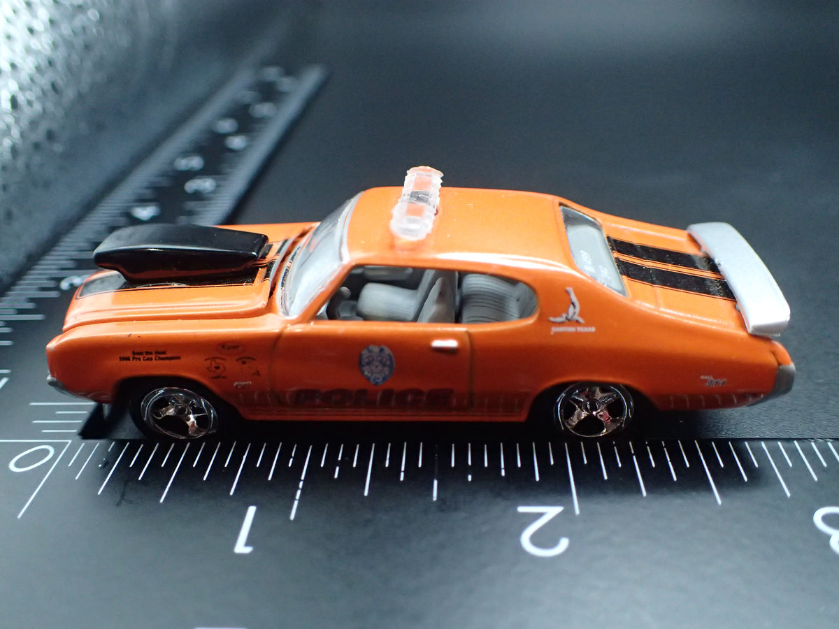 1971 71 BUICK GS POLICE 1:64 SCALE COLLECTIBLE DIORAMA DIECAST MODEL CAR