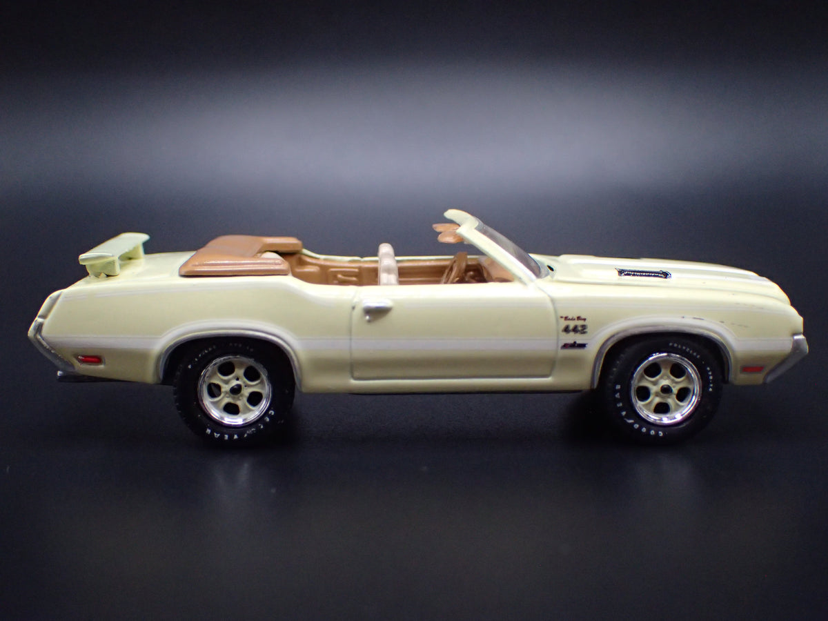 1972 72 OLDS OLDSMOBILE CUTLASS 442 CONVERTIBLE 1:64 SCALE DIECAST MODEL CAR