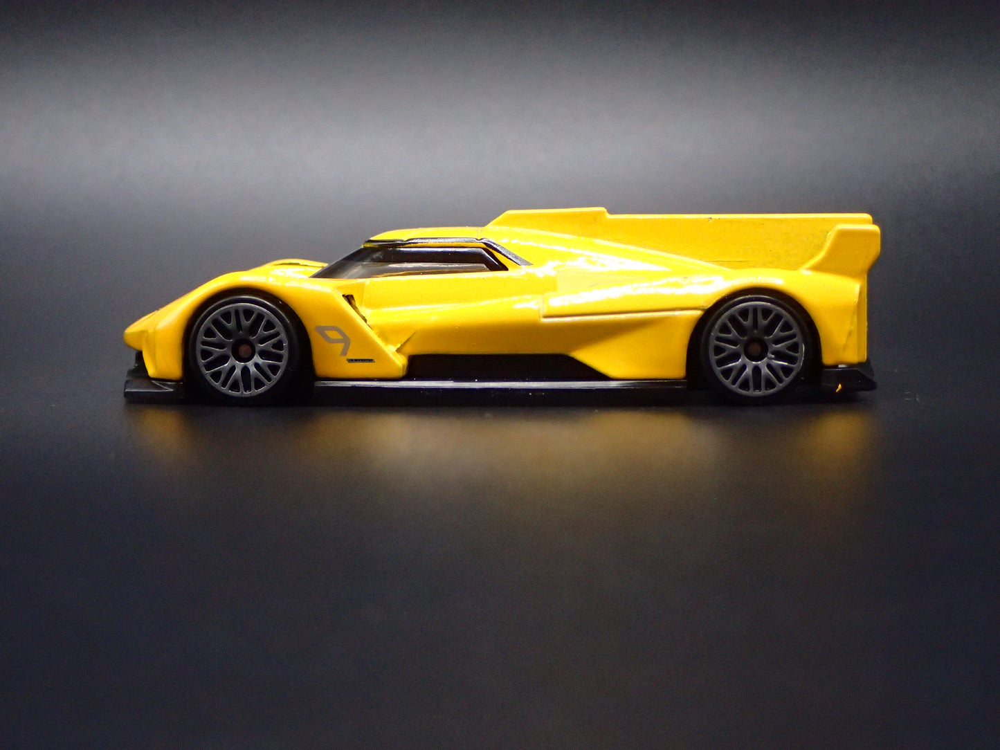 CADILLAC PROJECT GTP HYPERCAR RACE CAR 1:64 SCALE DIORAMA DIECAST MODEL CAR