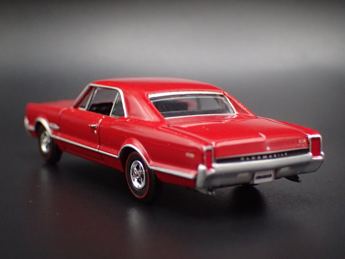1966 66 OLDS OLDSMOBILE 442 1/64 SCALE COLLECTIBLE DIORAMA DIECAST MODEL CAR
