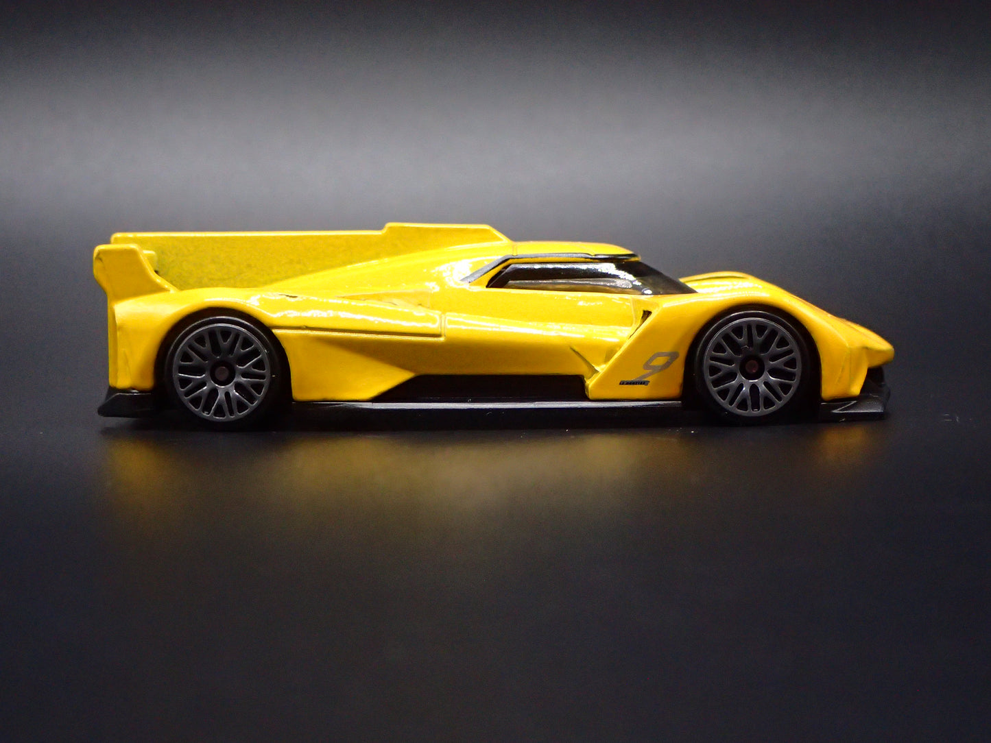 CADILLAC PROJECT GTP HYPERCAR RACE CAR 1:64 SCALE DIORAMA DIECAST MODEL CAR