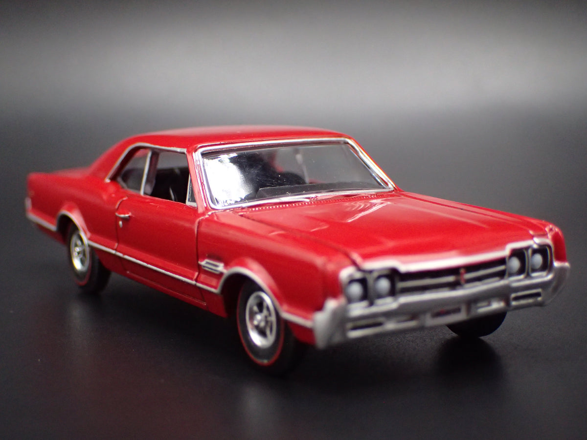1966 66 OLDS OLDSMOBILE 442 1/64 SCALE COLLECTIBLE DIORAMA DIECAST MODEL CAR