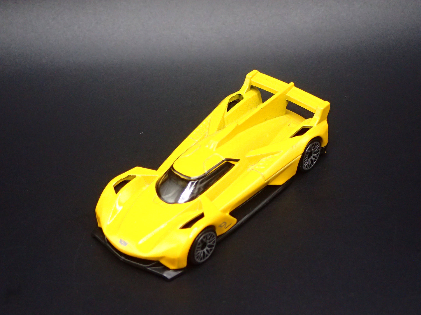 CADILLAC PROJECT GTP HYPERCAR RACE CAR 1:64 SCALE DIORAMA DIECAST MODEL CAR