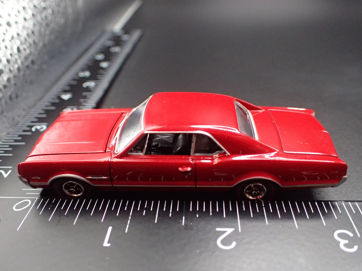 1966 66 OLDS OLDSMOBILE 442 1/64 SCALE COLLECTIBLE DIORAMA DIECAST MODEL CAR