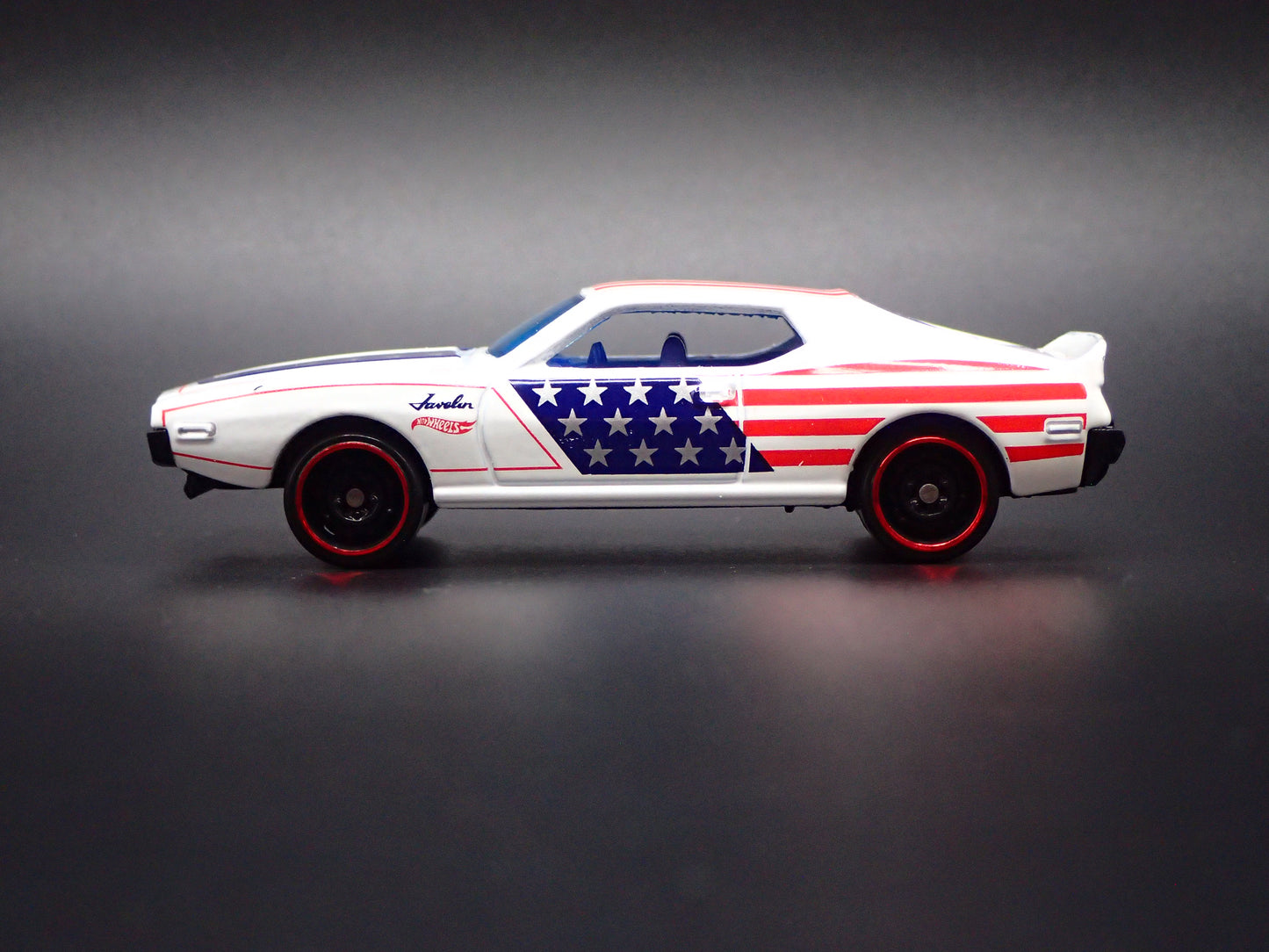1971 71 AMC JAVELIN AMX WHITE 1:64 SCALE COLLECTIBLE DIORAMA DIECAST MODEL CAR