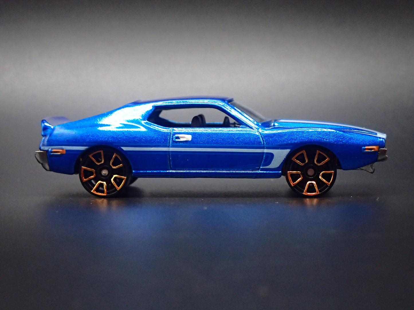 1971 71 AMC JAVELIN AMX RARE 1:64 SCALE COLLECTIBLE DIORAMA DIECAST MODEL CAR