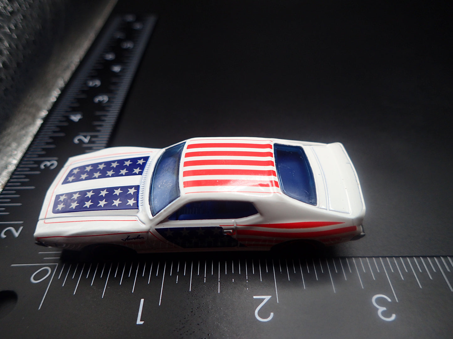1971 71 AMC JAVELIN AMX WHITE 1:64 SCALE COLLECTIBLE DIORAMA DIECAST MODEL CAR