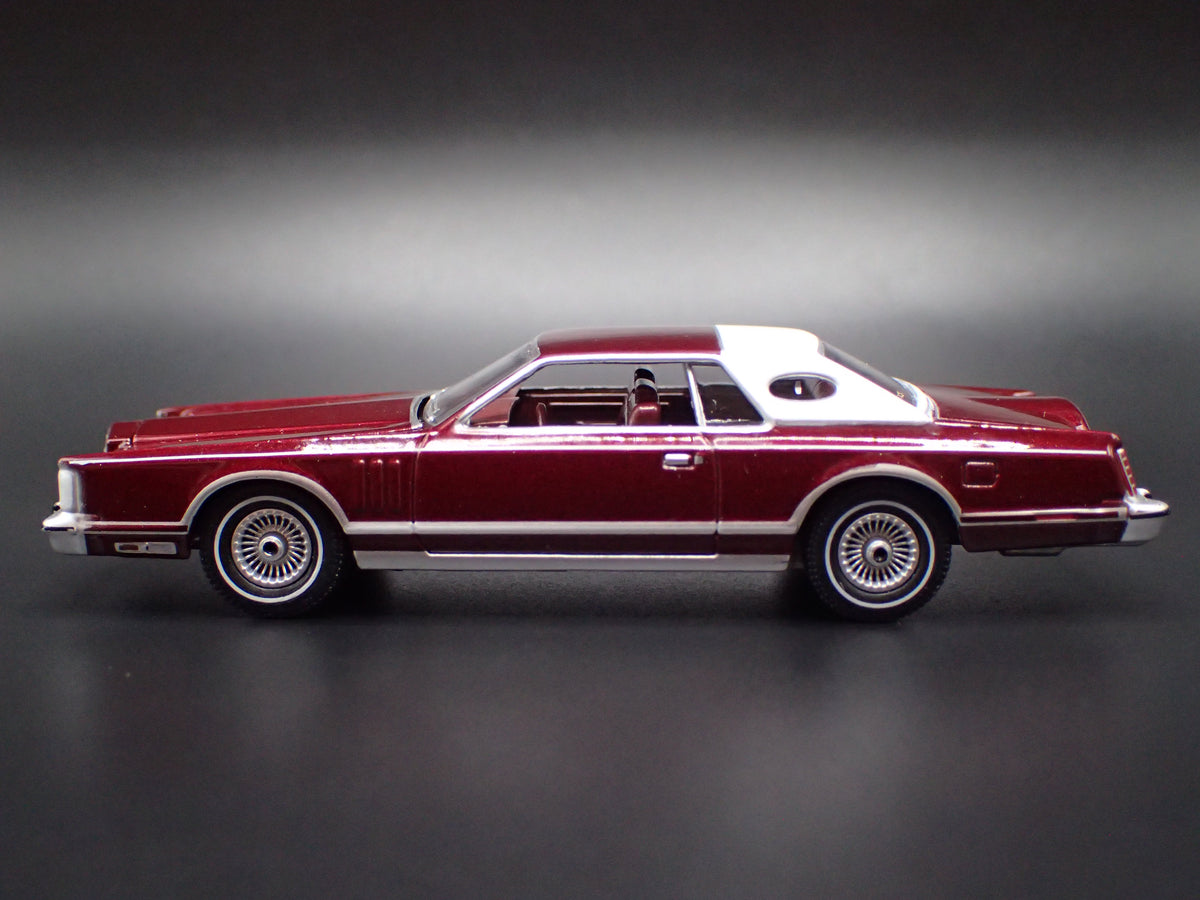 1978 78 LINCOLN CONTINENTAL MARK V RED 1:64 SCALE DIORAMA DIECAST MODEL CAR