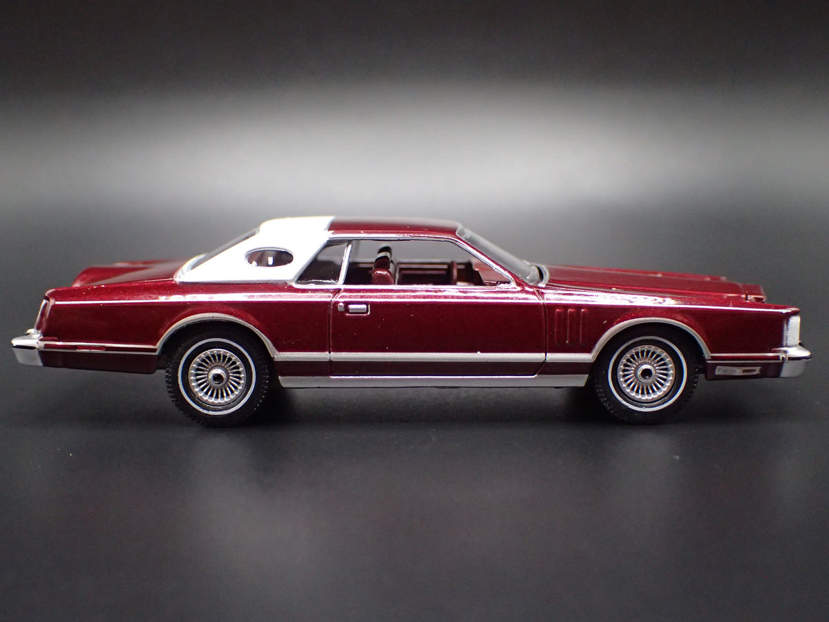 1978 78 LINCOLN CONTINENTAL MARK V RED 1:64 SCALE DIORAMA DIECAST MODEL CAR