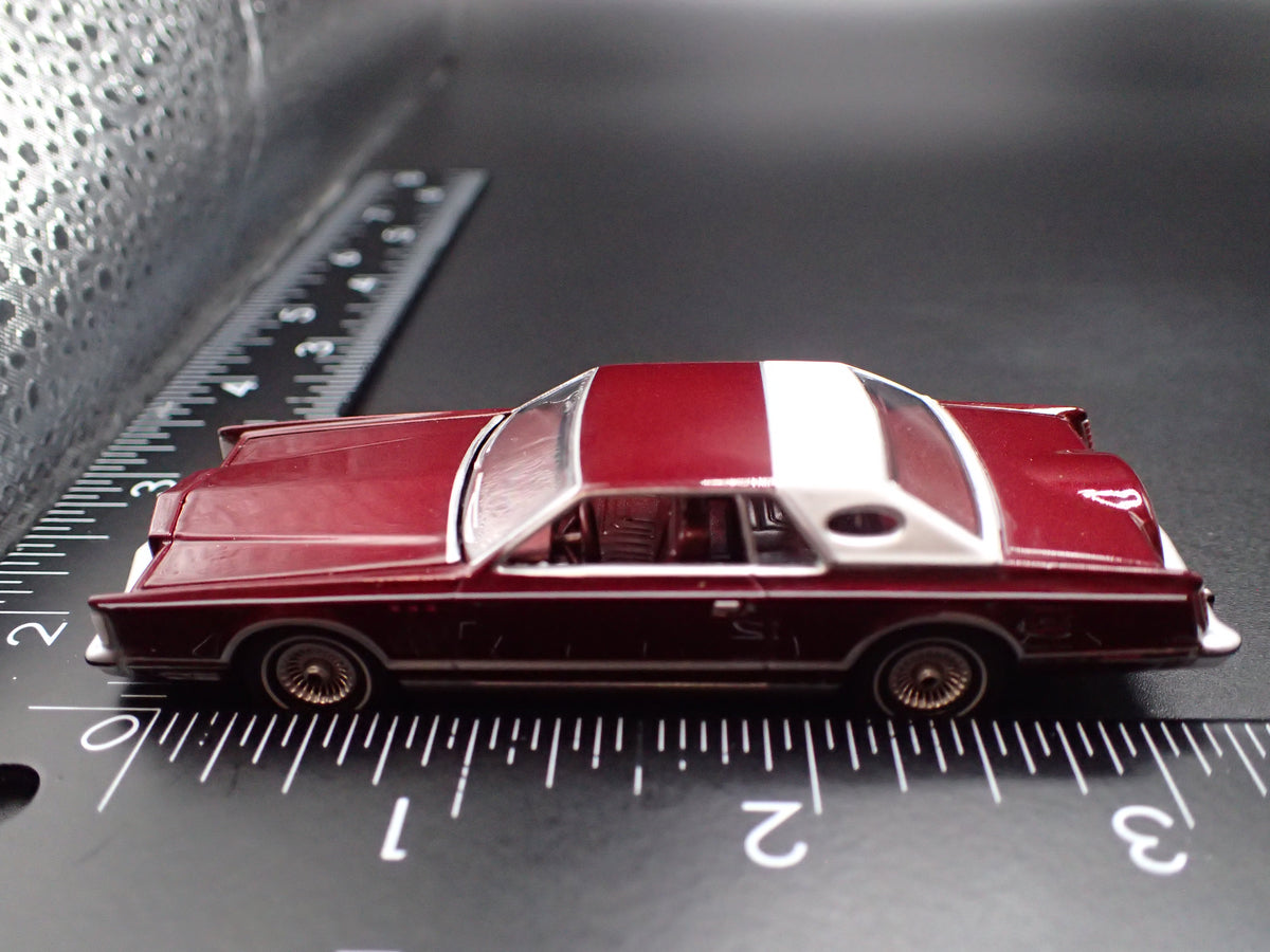 1978 78 LINCOLN CONTINENTAL MARK V RED 1:64 SCALE DIORAMA DIECAST MODEL CAR