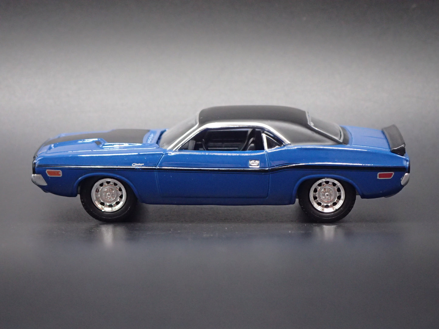 1970 70 DODGE CHALLENGER BLUE 1:64 SCALE COLLECTIBLE DIORAMA DIECAST MODEL CAR