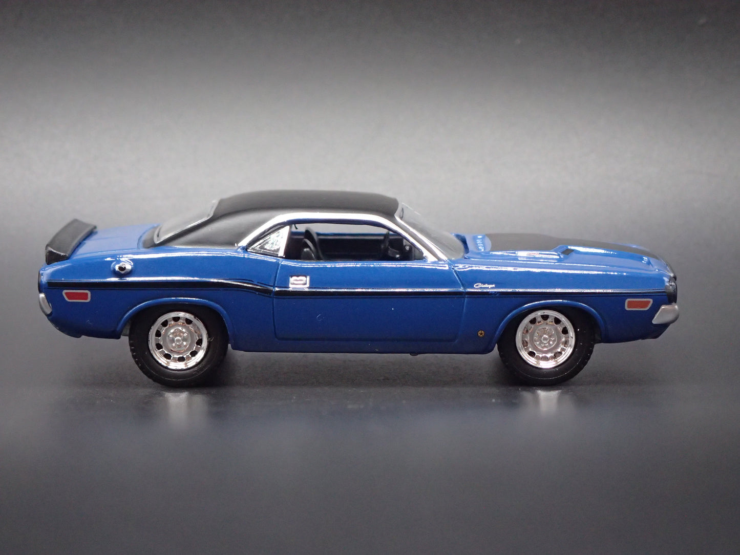 1970 70 DODGE CHALLENGER BLUE 1:64 SCALE COLLECTIBLE DIORAMA DIECAST MODEL CAR