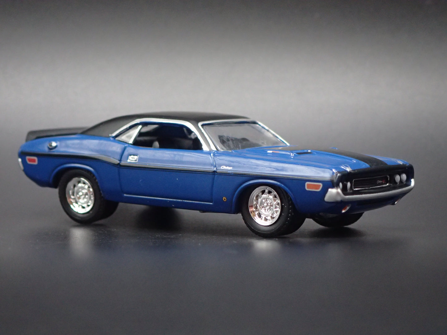 1970 70 DODGE CHALLENGER BLUE 1:64 SCALE COLLECTIBLE DIORAMA DIECAST MODEL CAR