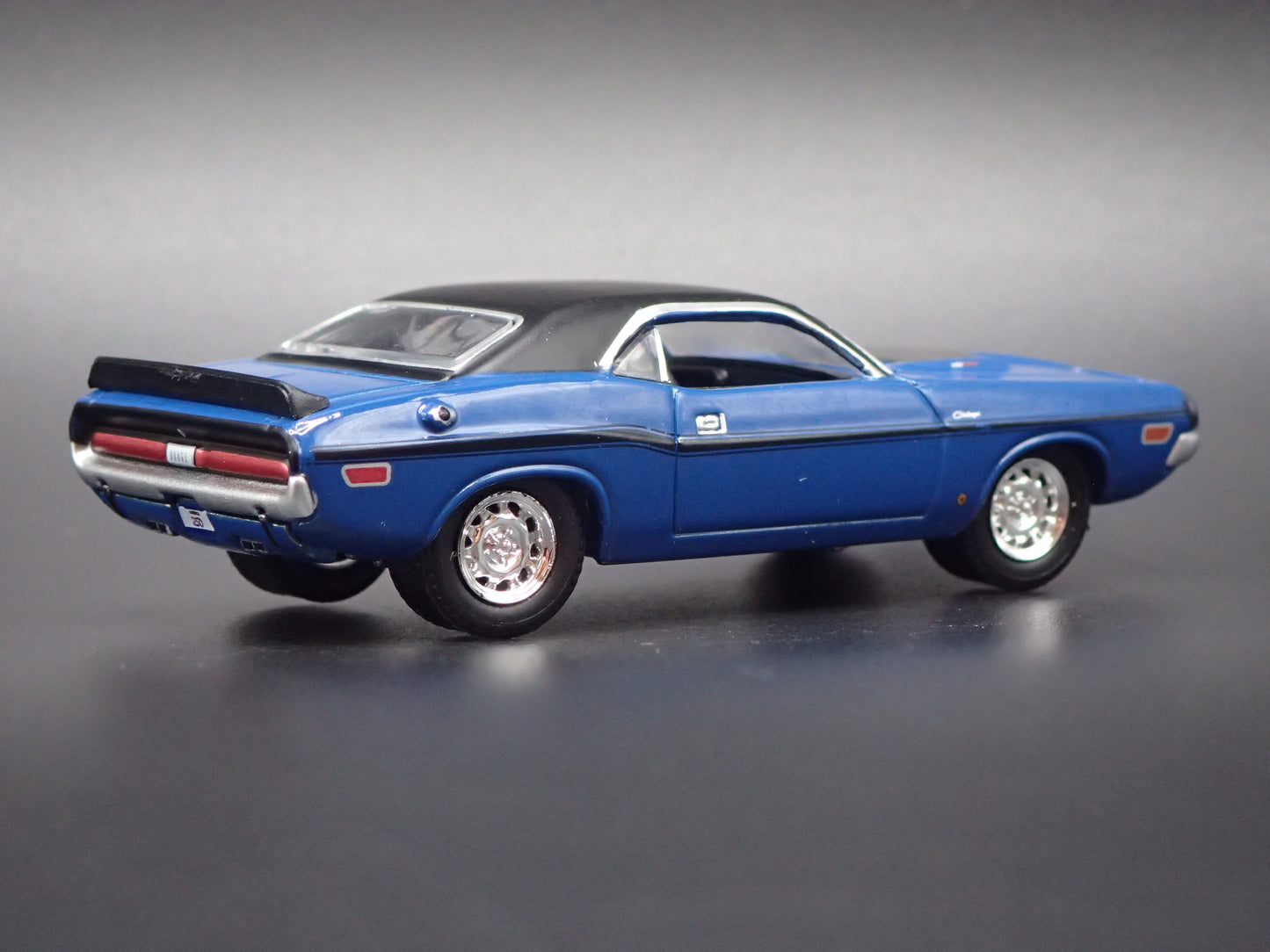 1970 70 DODGE CHALLENGER BLUE 1:64 SCALE COLLECTIBLE DIORAMA DIECAST MODEL CAR