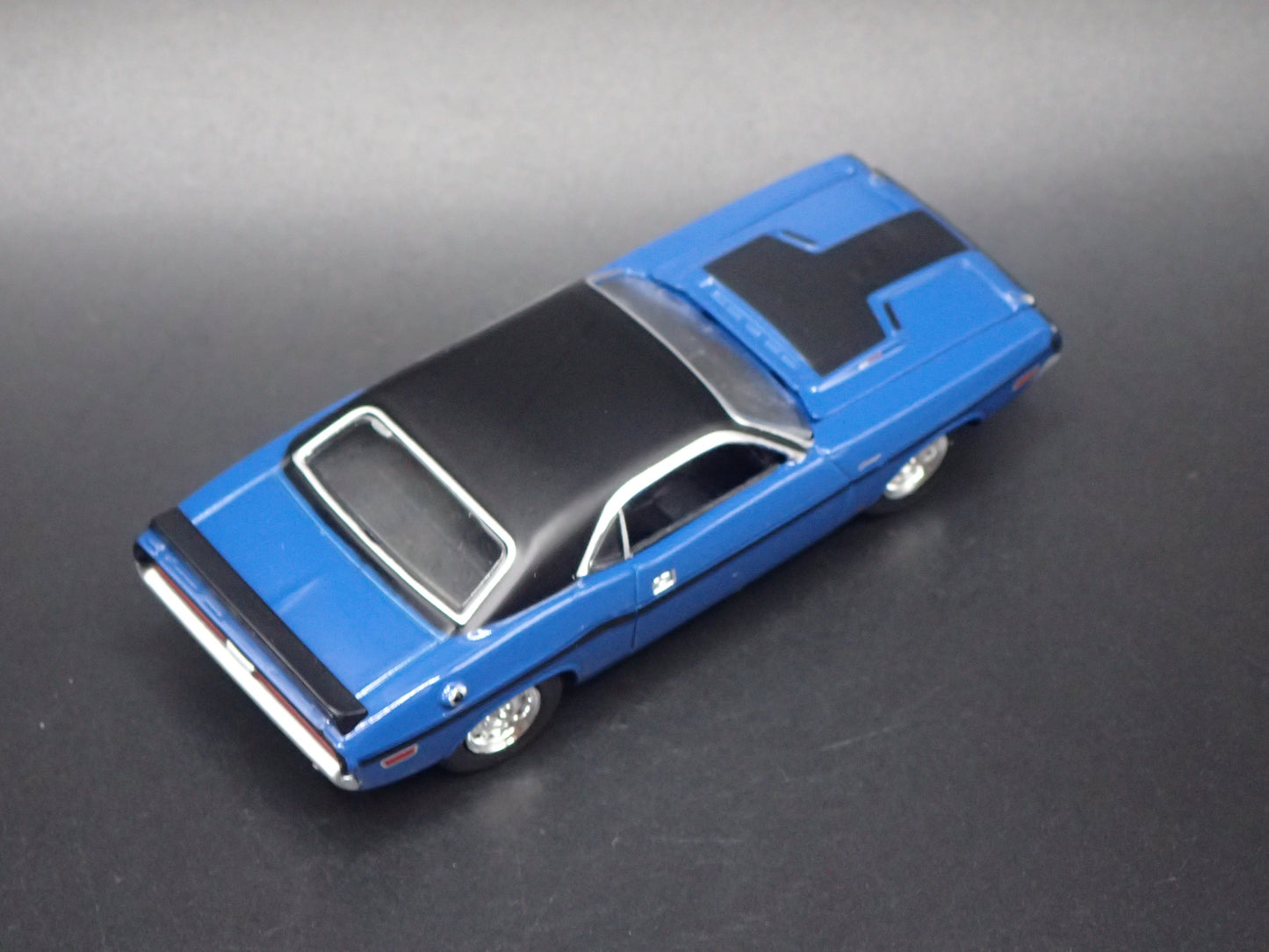 1970 70 DODGE CHALLENGER BLUE 1:64 SCALE COLLECTIBLE DIORAMA DIECAST MODEL CAR
