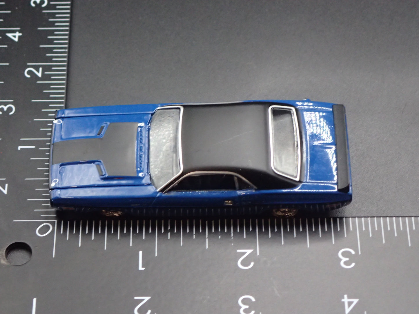 1970 70 DODGE CHALLENGER BLUE 1:64 SCALE COLLECTIBLE DIORAMA DIECAST MODEL CAR