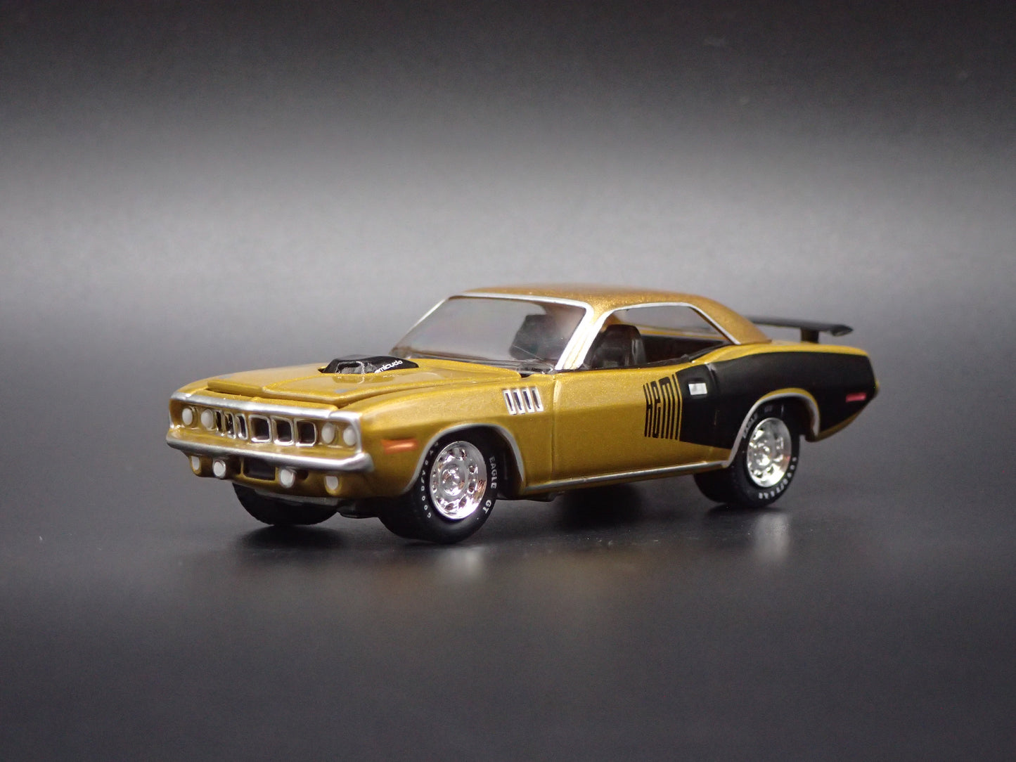 1971 71 PLYMOUTH HEMI CUDA GOLD 1:64 SCALE COLLECTIBLE DIORAMA DIECAST MODEL CAR