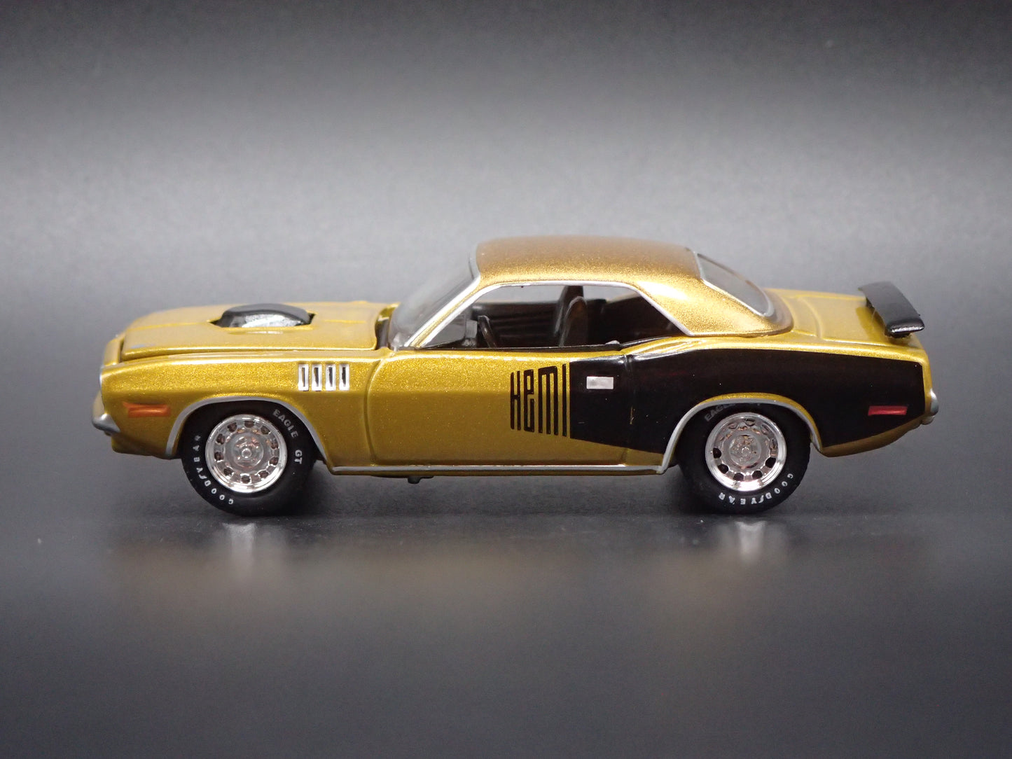 1971 71 PLYMOUTH HEMI CUDA GOLD 1:64 SCALE COLLECTIBLE DIORAMA DIECAST MODEL CAR