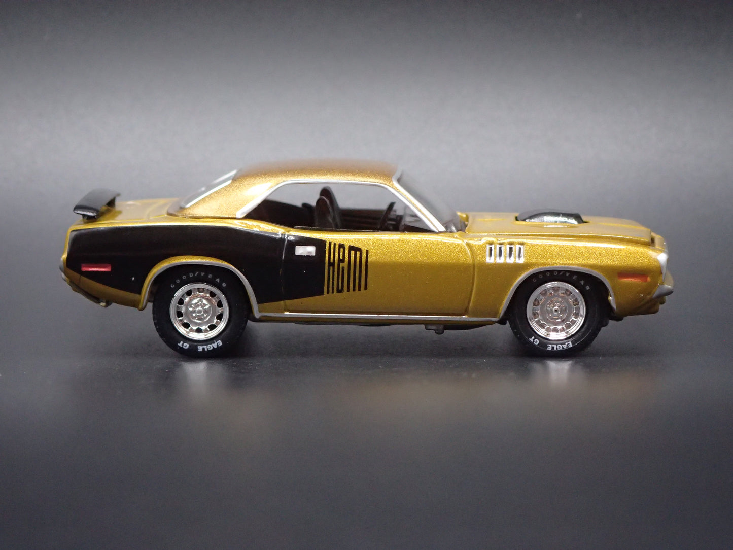 1971 71 PLYMOUTH HEMI CUDA GOLD 1:64 SCALE COLLECTIBLE DIORAMA DIECAST MODEL CAR