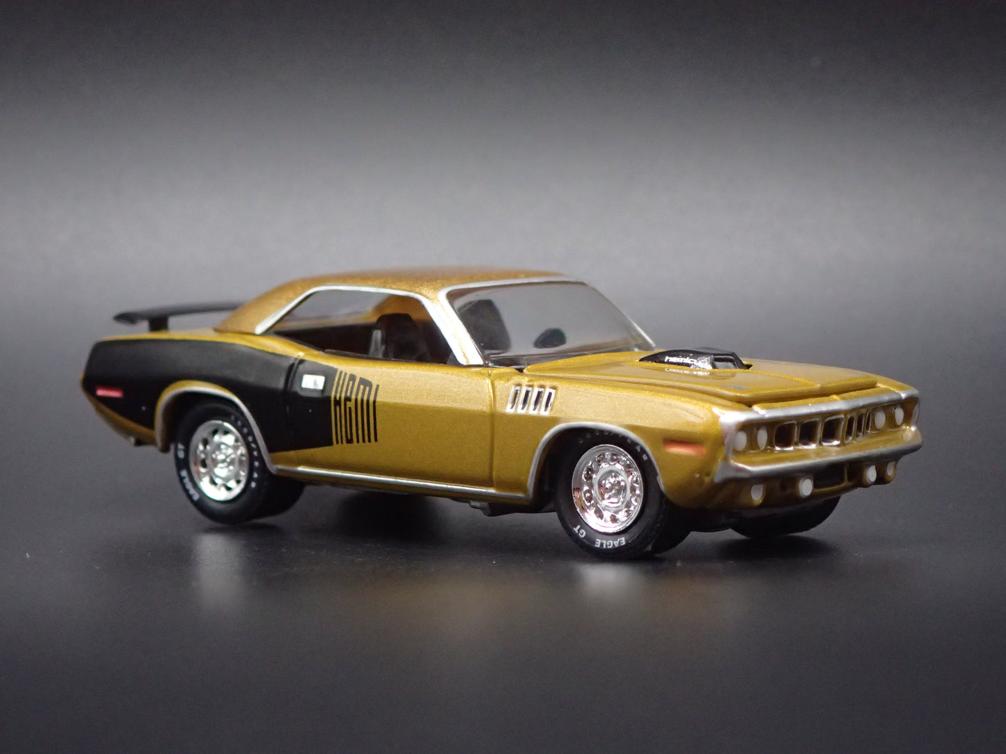 1971 71 PLYMOUTH HEMI CUDA GOLD 1:64 SCALE COLLECTIBLE DIORAMA DIECAST MODEL CAR