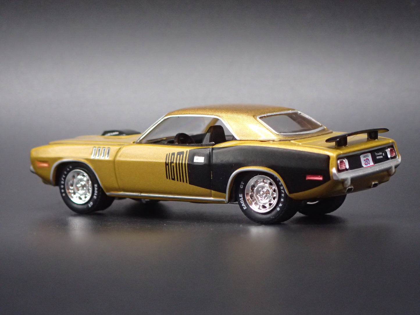 1971 71 PLYMOUTH HEMI CUDA GOLD 1:64 SCALE COLLECTIBLE DIORAMA DIECAST MODEL CAR