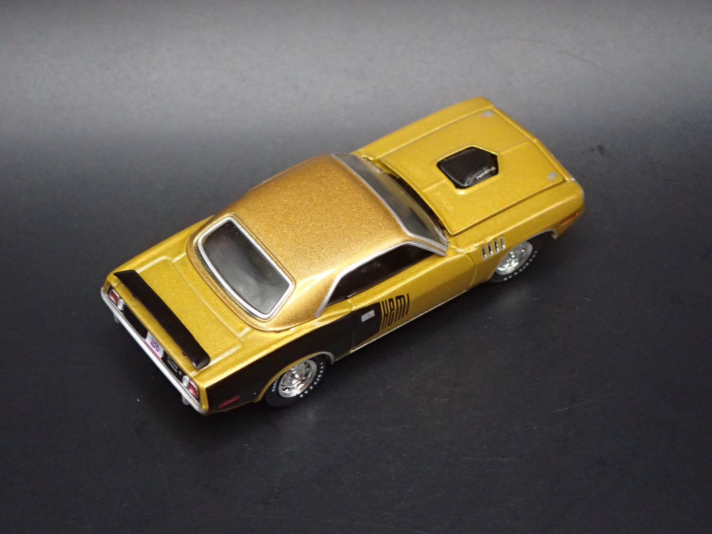 1971 71 PLYMOUTH HEMI CUDA GOLD 1:64 SCALE COLLECTIBLE DIORAMA DIECAST MODEL CAR