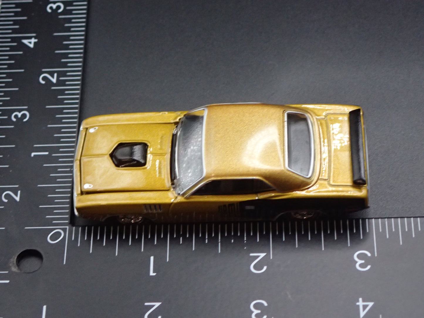 1971 71 PLYMOUTH HEMI CUDA GOLD 1:64 SCALE COLLECTIBLE DIORAMA DIECAST MODEL CAR