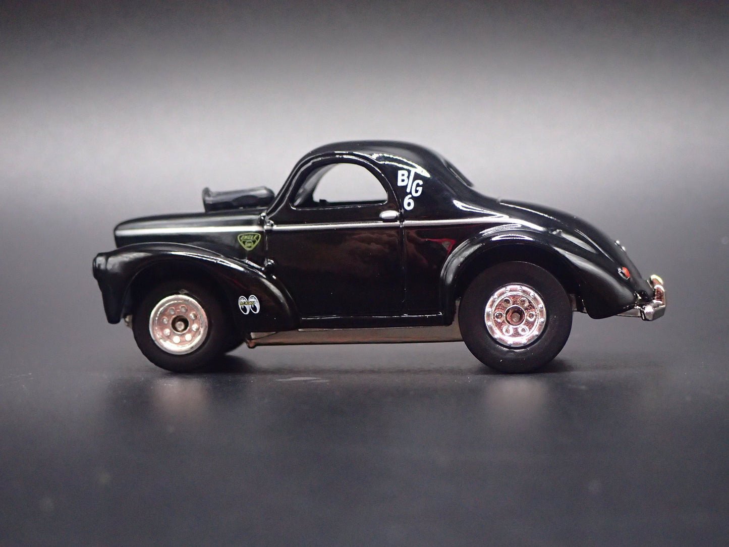 1941 41 WILLY'S COUPE MOONEYES 1:64 SCALE DIORAMA DIECAST MODEL CAR