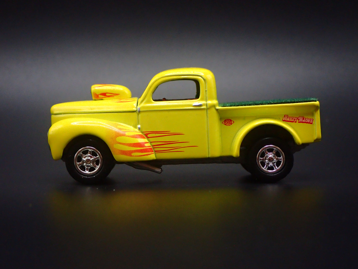 1941 41 WILLYS PICKUP GASSER YELLOW 1:64 SCALE DIORAMA DIECAST MODEL CAR