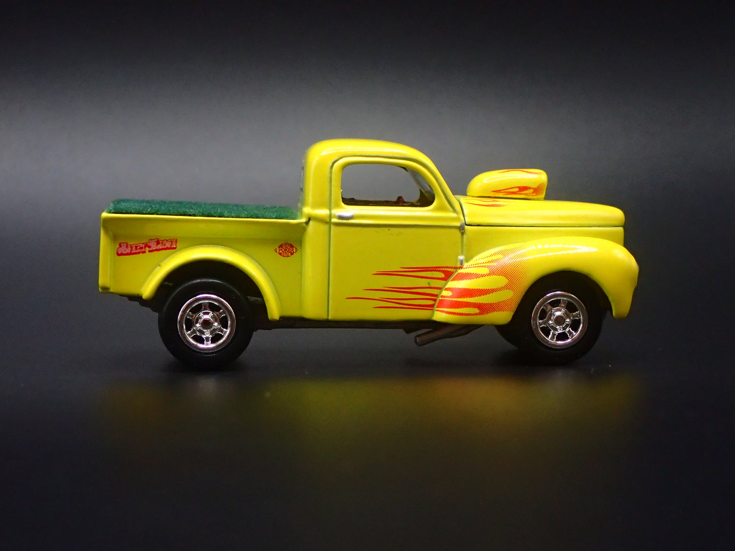 1941 41 WILLYS PICKUP GASSER YELLOW 1:64 SCALE DIORAMA DIECAST MODEL CAR
