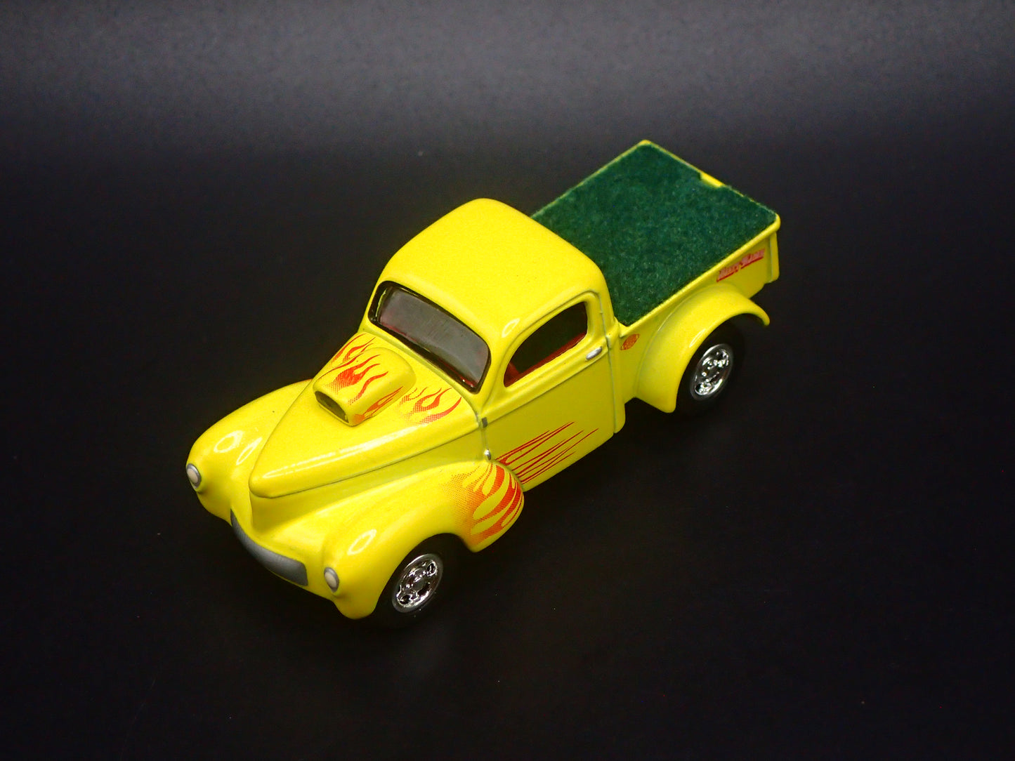 1941 41 WILLYS PICKUP GASSER YELLOW 1:64 SCALE DIORAMA DIECAST MODEL CAR
