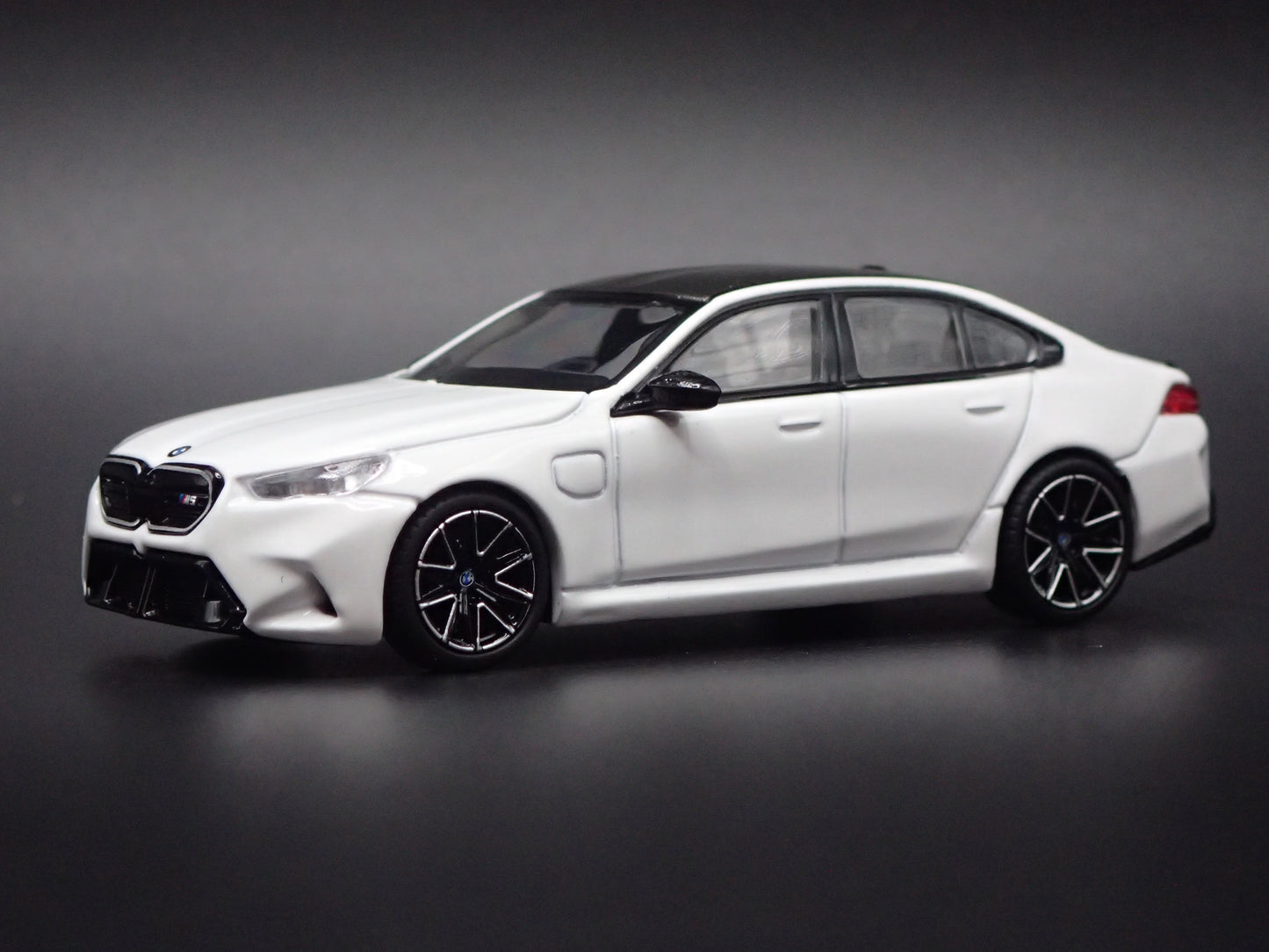 2025-2027 BMW M5 4 FOUR DOOR G90 G99 WHITE 1/64 SCALE DIORAMA DIECAST MODEL CAR