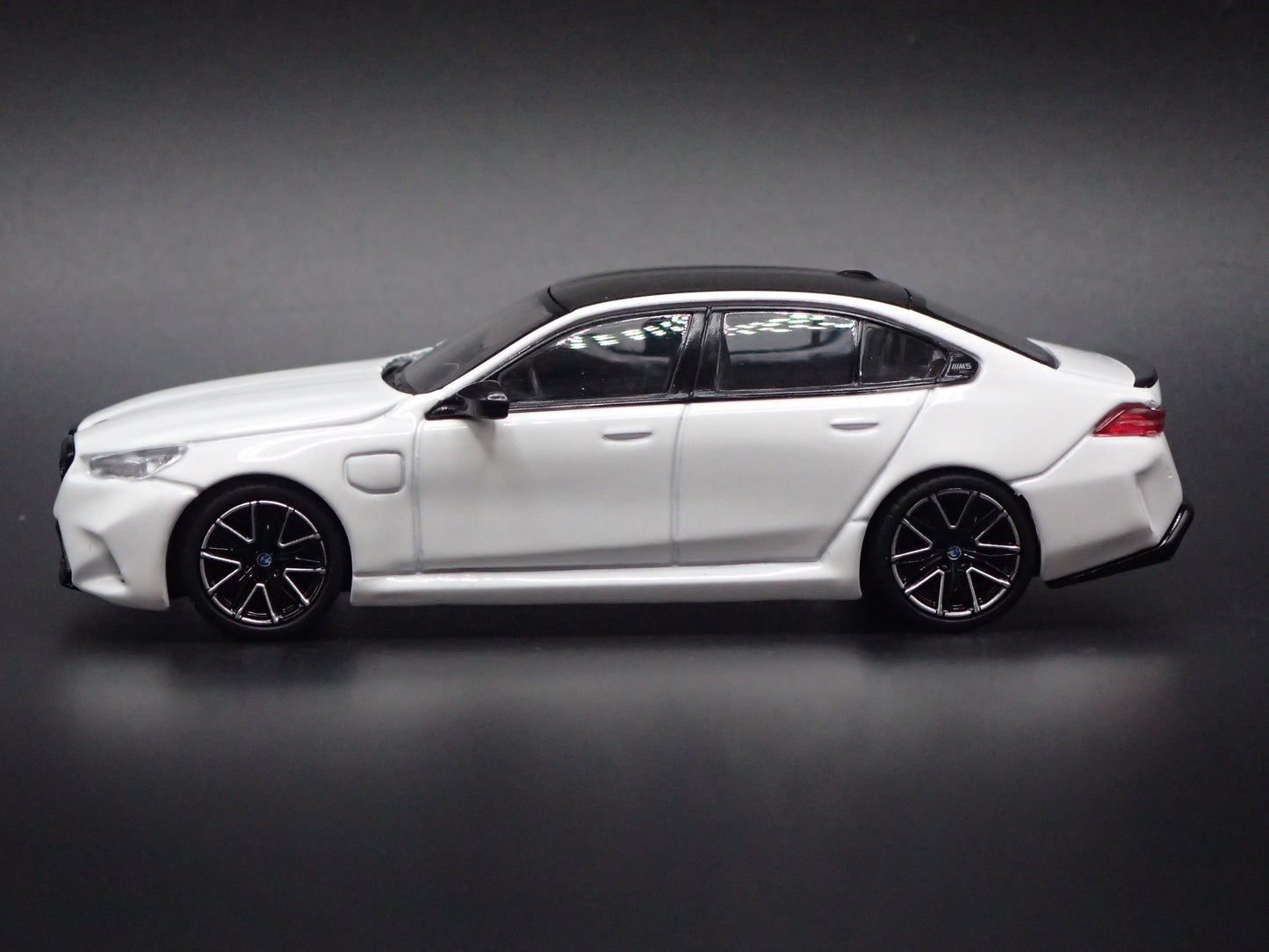2025-2027 BMW M5 4 FOUR DOOR G90 G99 WHITE 1/64 SCALE DIORAMA DIECAST MODEL CAR