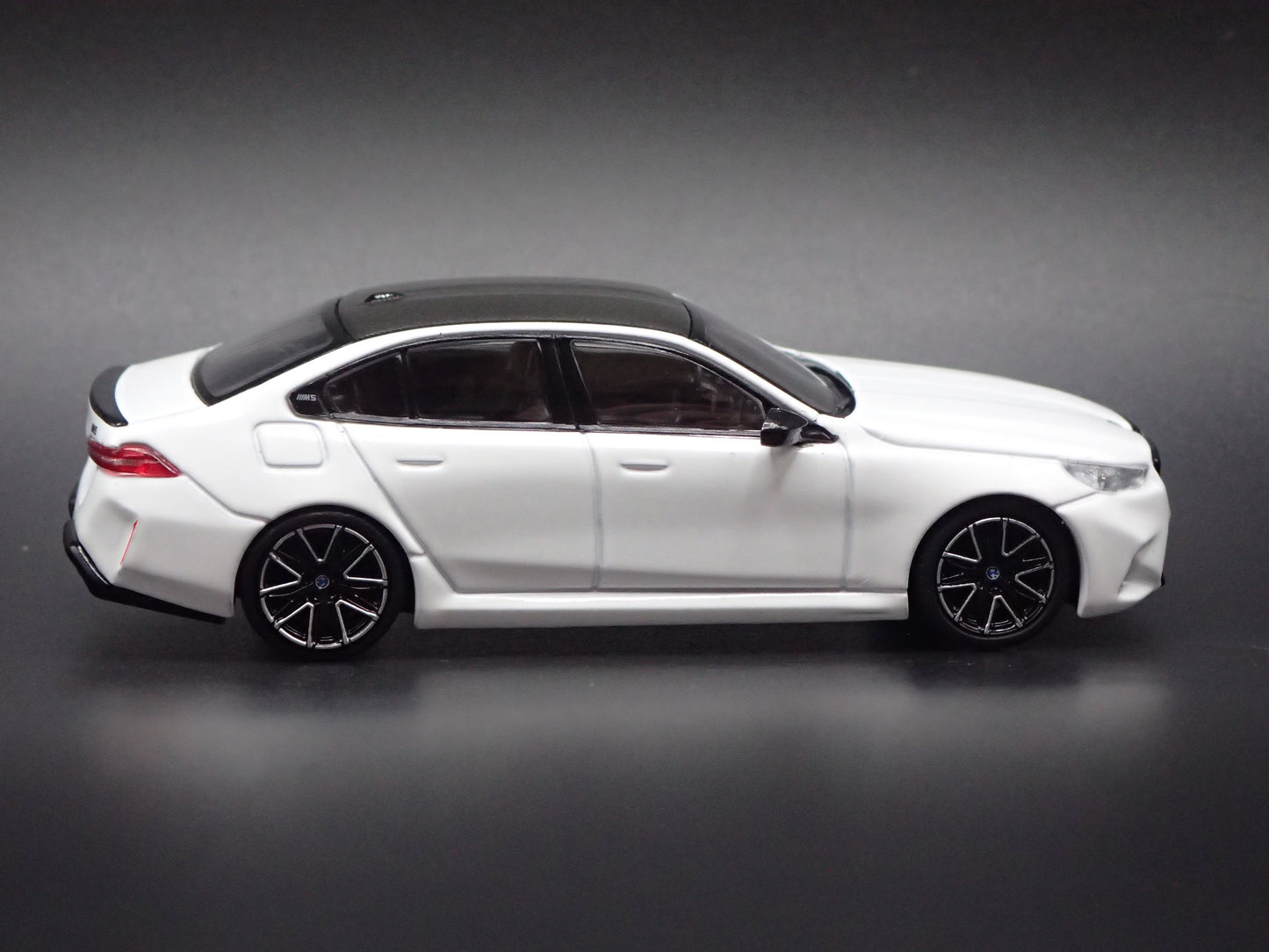 2025-2027 BMW M5 4 FOUR DOOR G90 G99 WHITE 1/64 SCALE DIORAMA DIECAST MODEL CAR