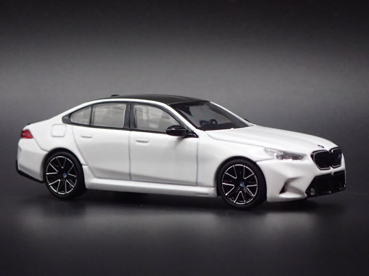 2025-2027 BMW M5 4 FOUR DOOR G90 G99 WHITE 1/64 SCALE DIORAMA DIECAST MODEL CAR