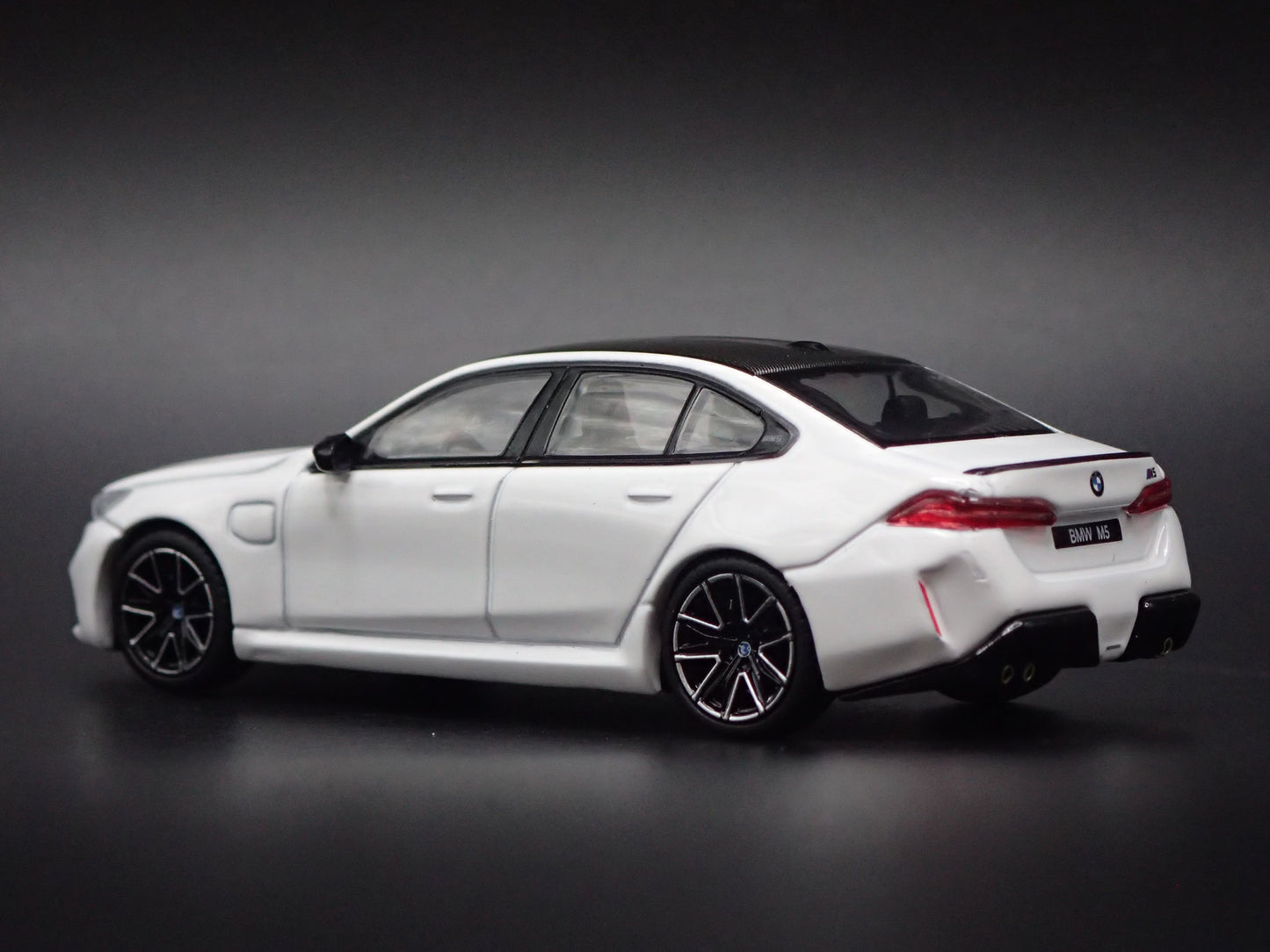 2025-2027 BMW M5 4 FOUR DOOR G90 G99 WHITE 1/64 SCALE DIORAMA DIECAST MODEL CAR