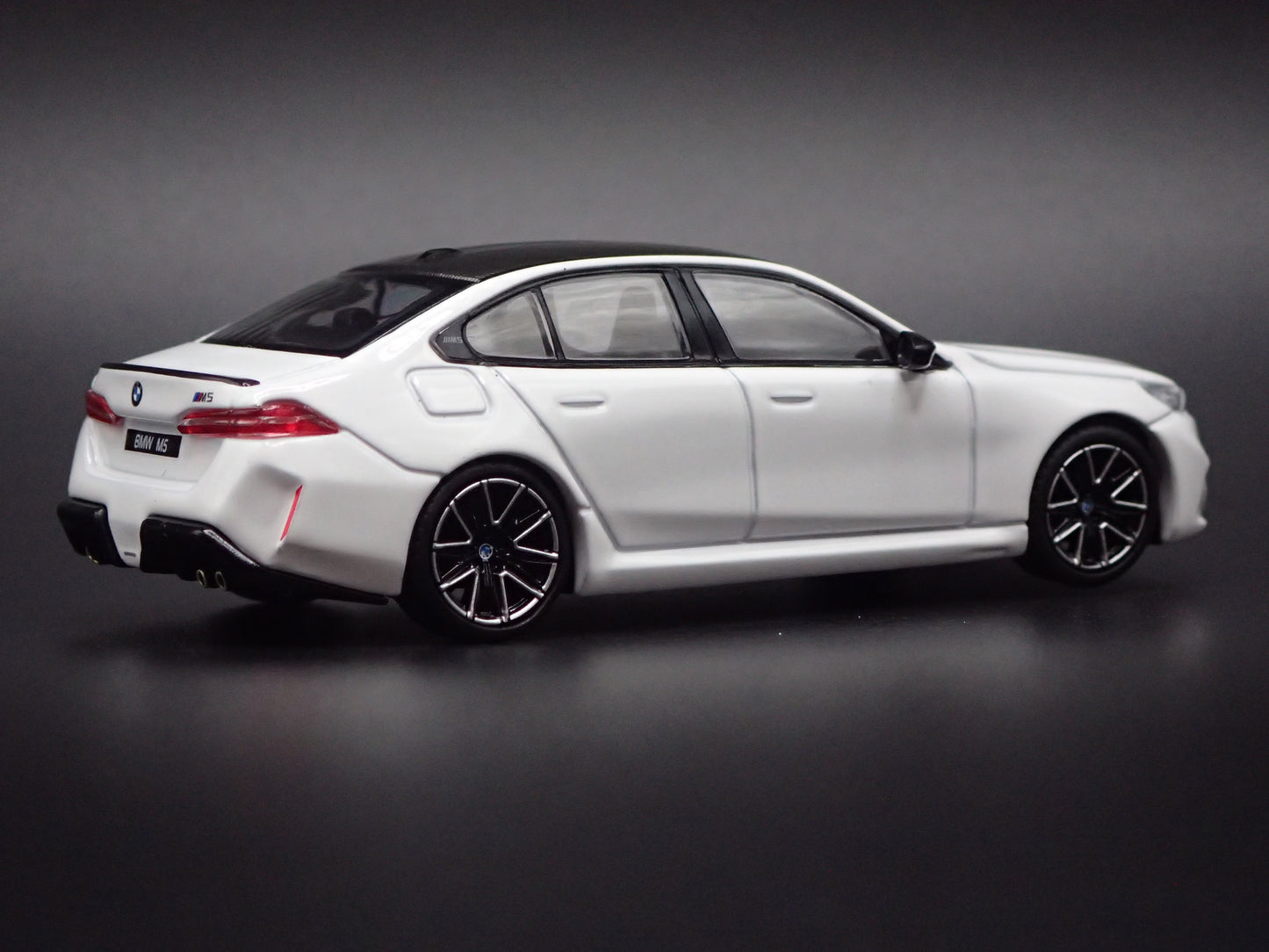 2025-2027 BMW M5 4 FOUR DOOR G90 G99 WHITE 1/64 SCALE DIORAMA DIECAST MODEL CAR