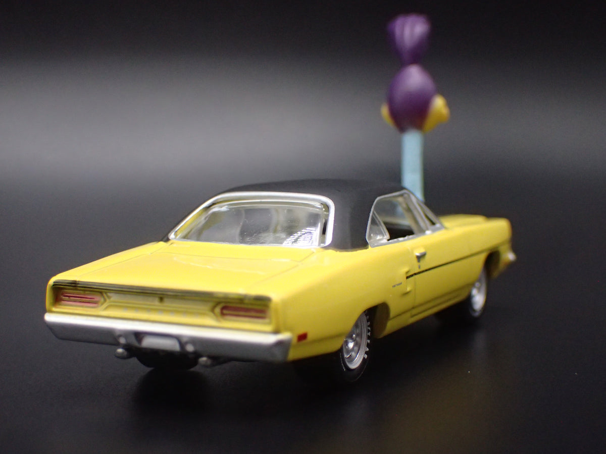 1970 70 PLYMOUTH ROAD RUNNER YELLOW 1:64 SCALE COLLECTIBLE DIECAST MODEL CAR