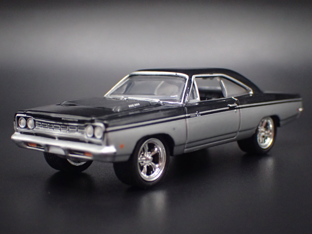1968 68 PLYMOUTH GTX SILVER 1:64 SCALE COLLECTIBLE DIORAMA DIECAST MODEL CAR