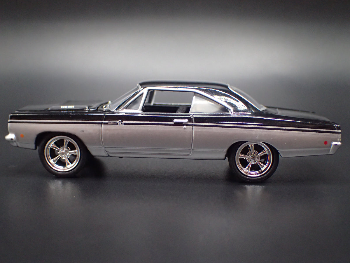 1968 68 PLYMOUTH GTX SILVER 1:64 SCALE COLLECTIBLE DIORAMA DIECAST MODEL CAR