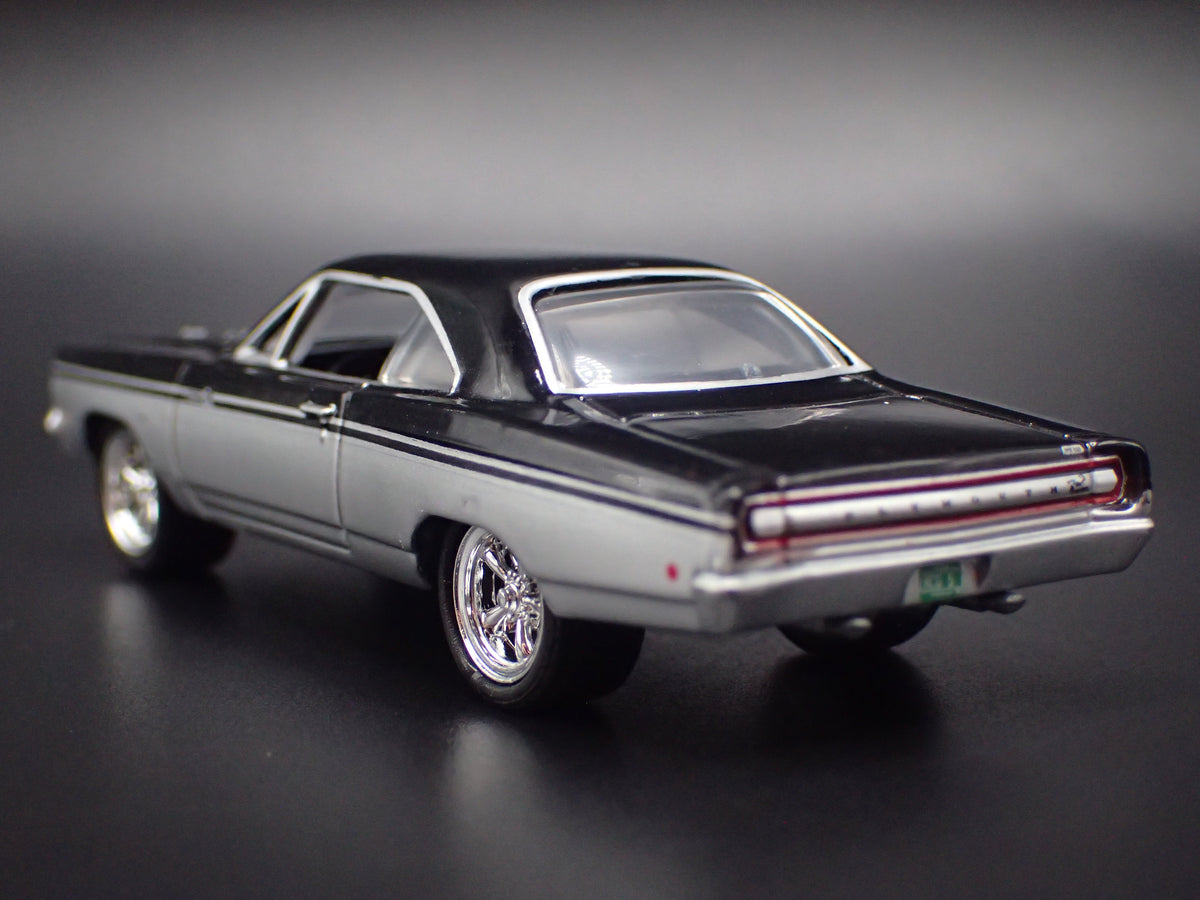 1968 68 PLYMOUTH GTX SILVER 1:64 SCALE COLLECTIBLE DIORAMA DIECAST MODEL CAR