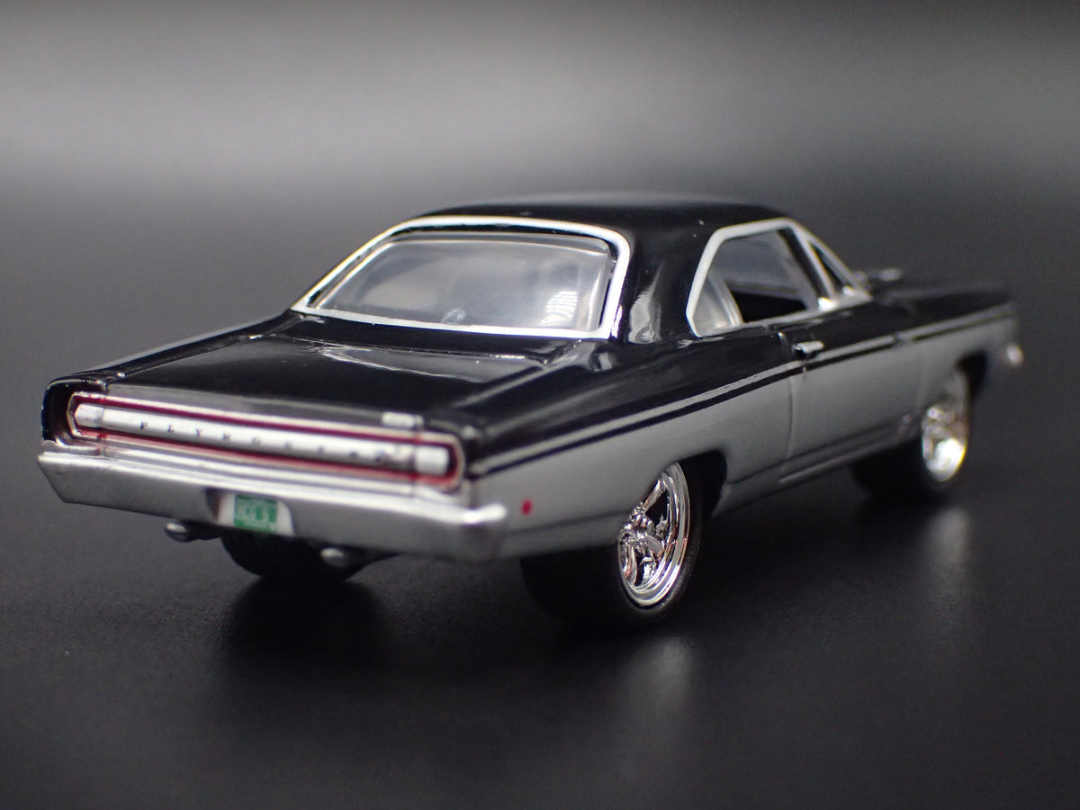 1968 68 PLYMOUTH GTX SILVER 1:64 SCALE COLLECTIBLE DIORAMA DIECAST MODEL CAR