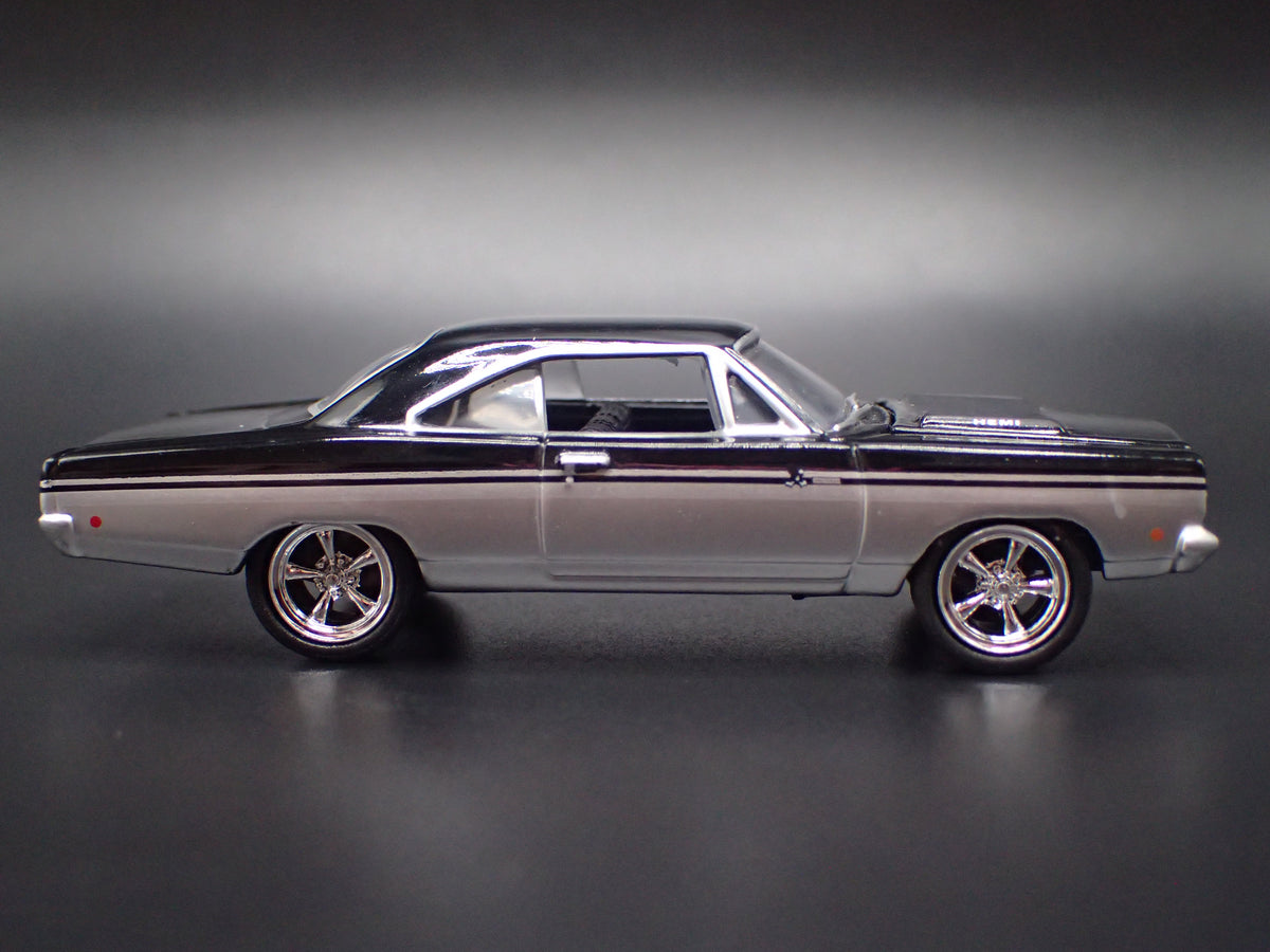 1968 68 PLYMOUTH GTX SILVER 1:64 SCALE COLLECTIBLE DIORAMA DIECAST MODEL CAR