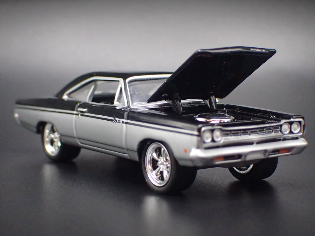 1968 68 PLYMOUTH GTX SILVER 1:64 SCALE COLLECTIBLE DIORAMA DIECAST MODEL CAR
