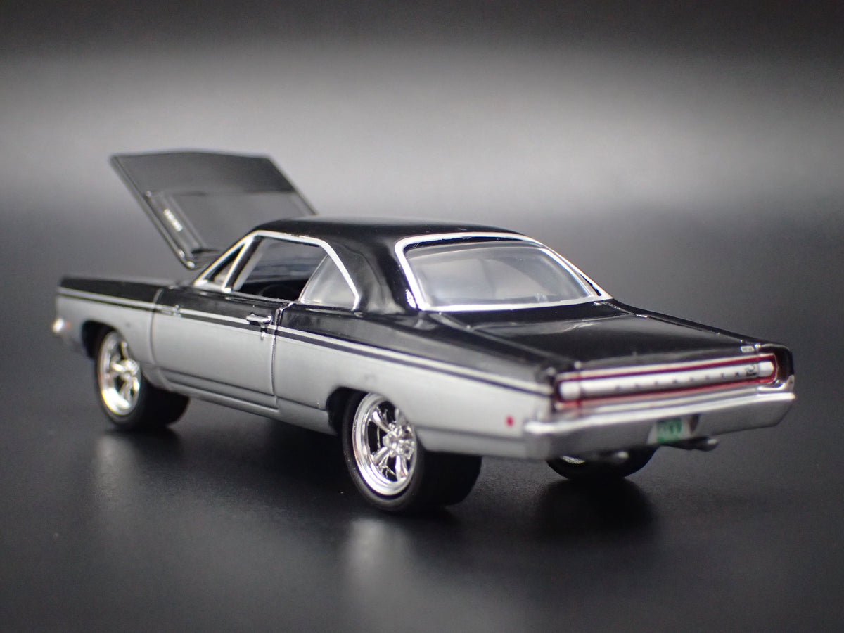 1968 68 PLYMOUTH GTX SILVER 1:64 SCALE COLLECTIBLE DIORAMA DIECAST MODEL CAR
