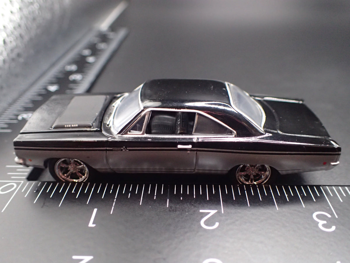 1968 68 PLYMOUTH GTX SILVER 1:64 SCALE COLLECTIBLE DIORAMA DIECAST MODEL CAR
