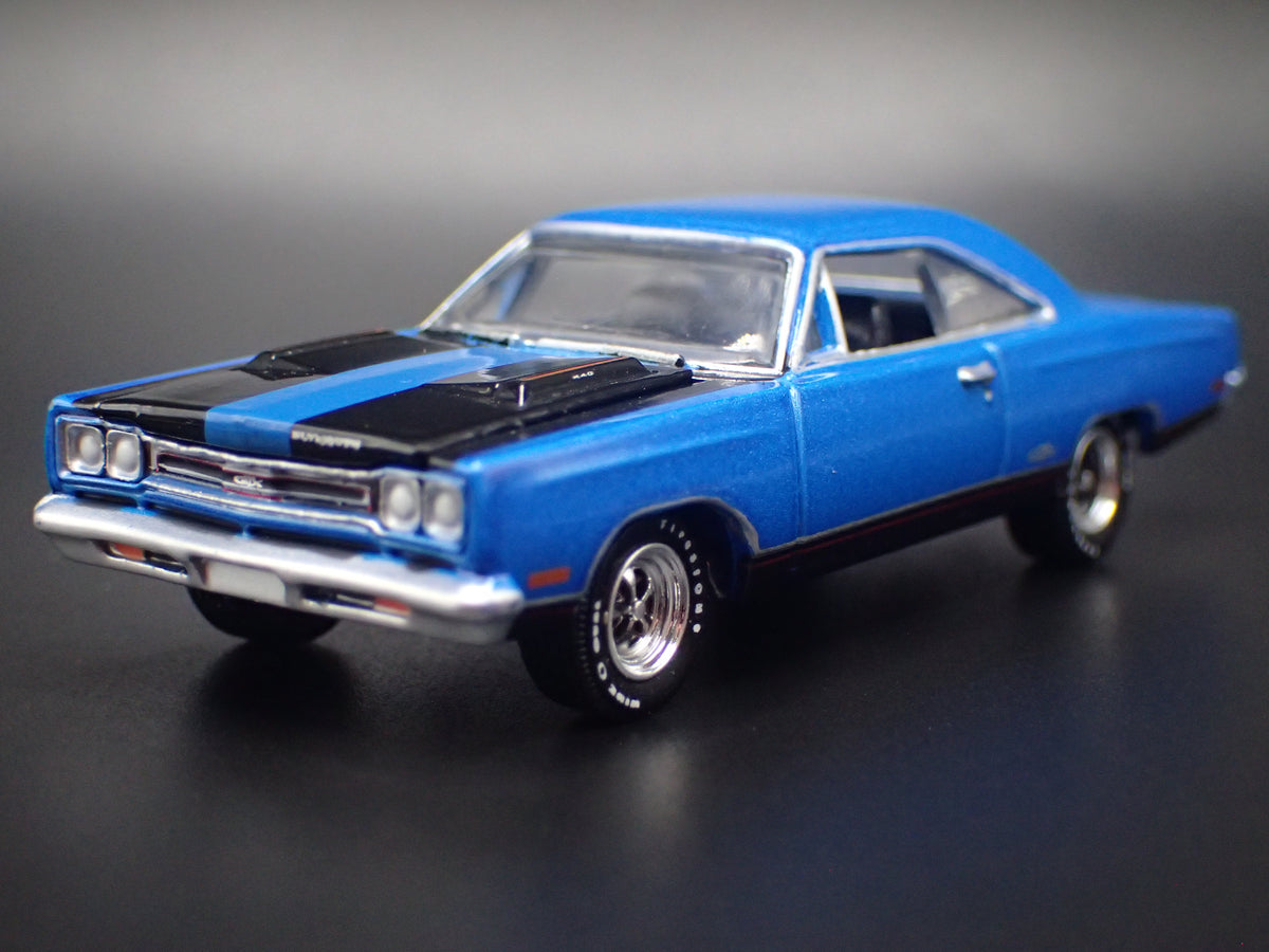 1969 69 PLYMOUTH GTX BLUE 1/64 SCALE COLLECTIBLE DIORAMA DIECAST MODEL CAR