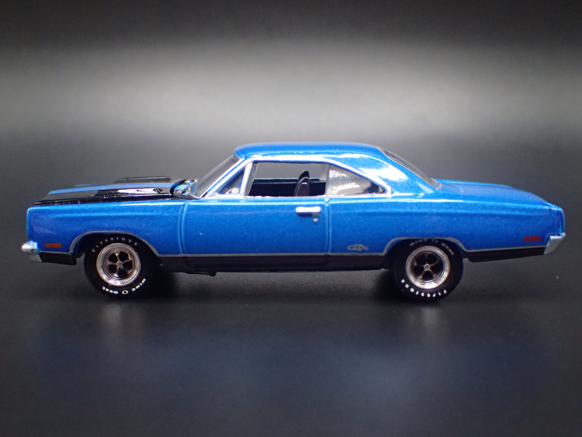 1969 69 PLYMOUTH GTX BLUE 1/64 SCALE COLLECTIBLE DIORAMA DIECAST MODEL CAR