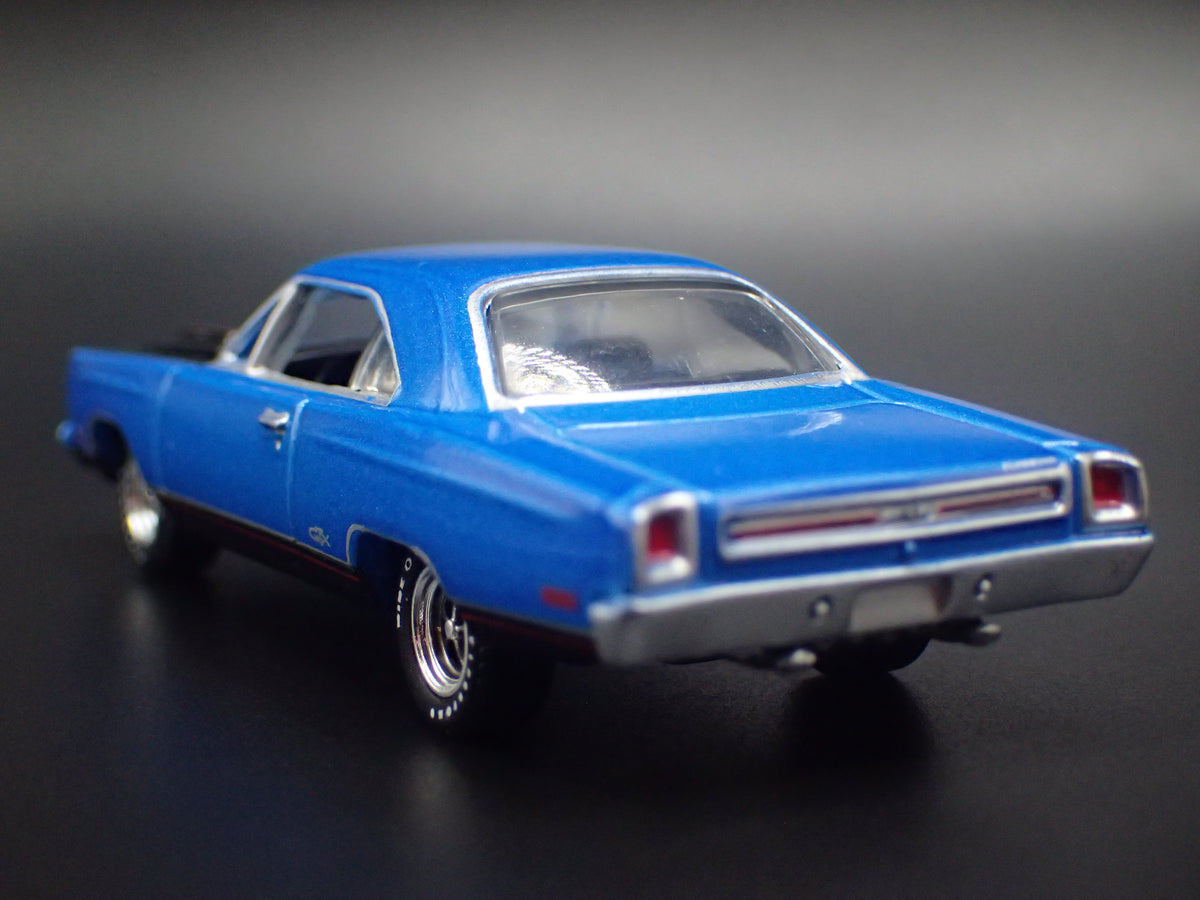 1969 69 PLYMOUTH GTX BLUE 1/64 SCALE COLLECTIBLE DIORAMA DIECAST MODEL CAR