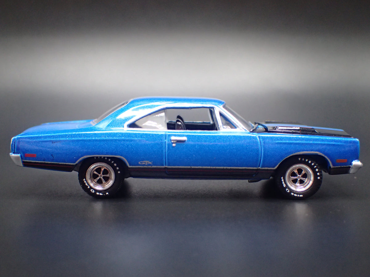 1969 69 PLYMOUTH GTX BLUE 1/64 SCALE COLLECTIBLE DIORAMA DIECAST MODEL CAR